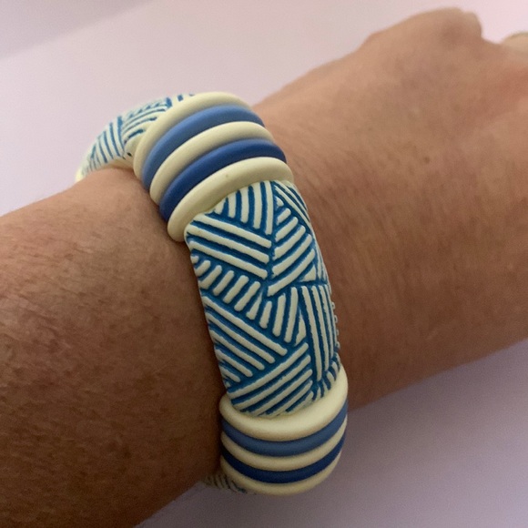 Beautiful stretch blue and white bracelet - Picture 1 of 5